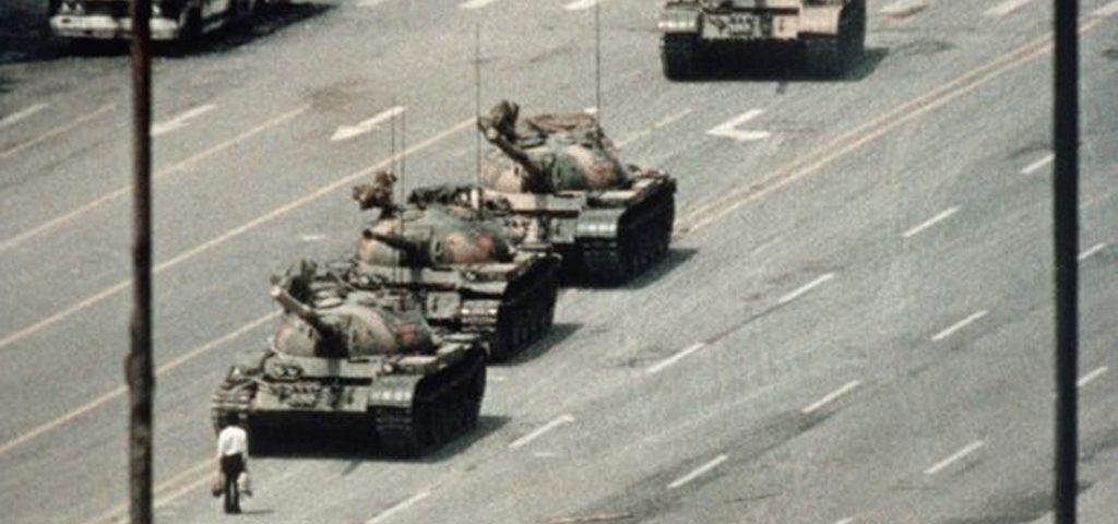 homme-char-Tiananmen-pekin-char-lemaire-hebdo-vin-chine