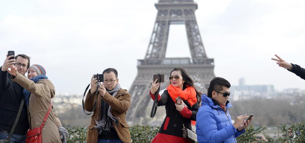 Paris-touristes-chinois-lemaire-hebdo-vin-chine
